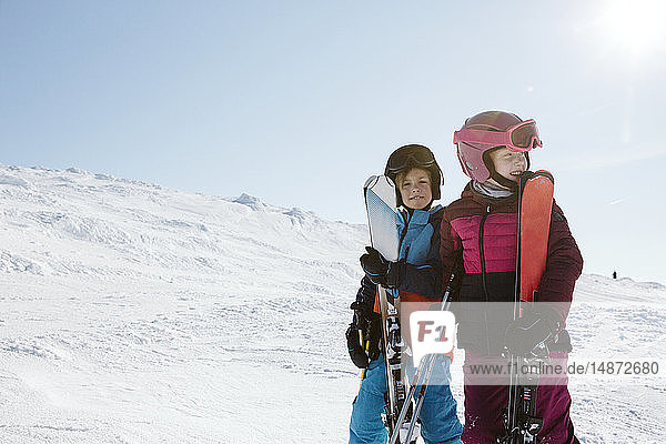 Kinder beim Skifahren in den Bergen