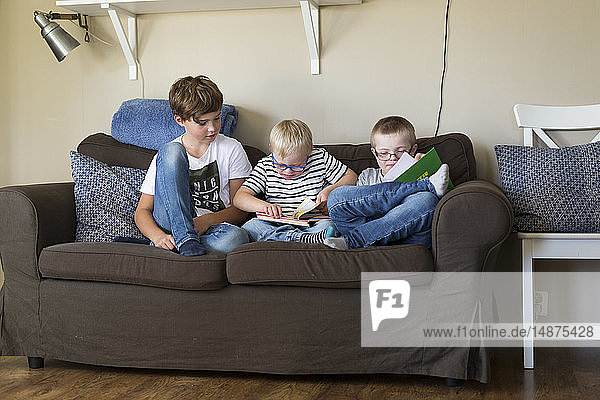 Drei Jungen sitzen auf dem Sofa