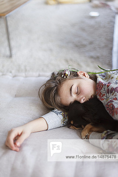 Teenager-Mädchen schläft mit Hund