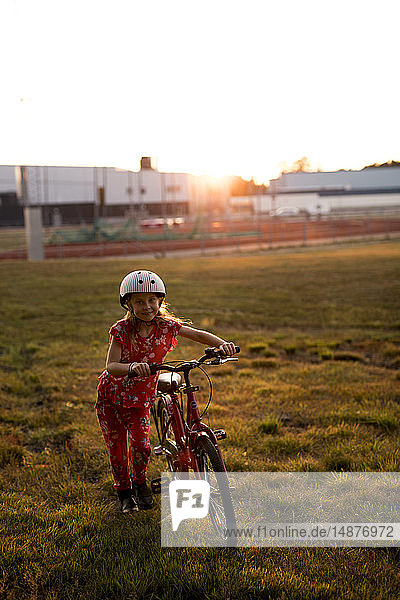 Mädchen mit Fahrrad