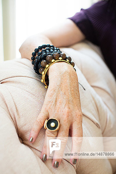 Stilvolle reife Frau mit Perlenarmband und Ring  Nahaufnahme der Hand