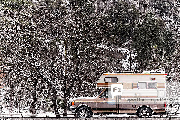Wohnmobil geparkt im Yosemite Nationalpark  Kalifornien  USA