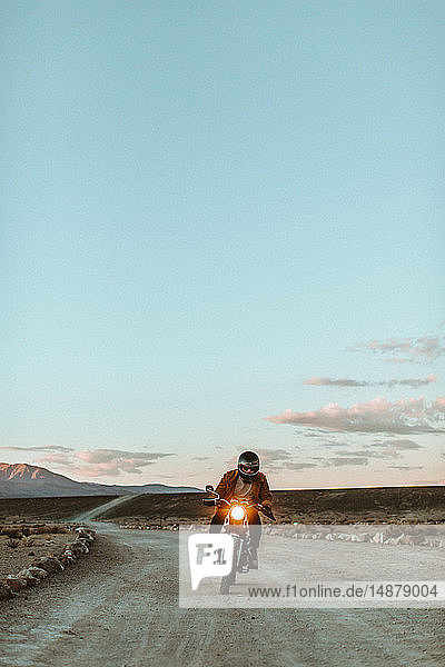 Motorradfahrer in der Wüste  Trona Pinnacles  Kalifornien  USA