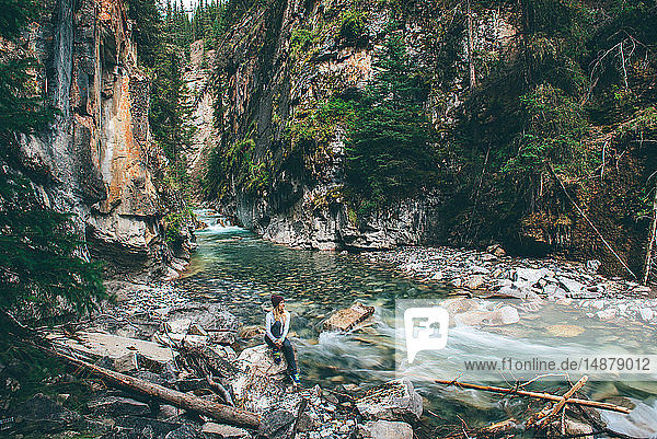 Frau genießt Aussicht  Johnston Canyon  Banff  Kanada