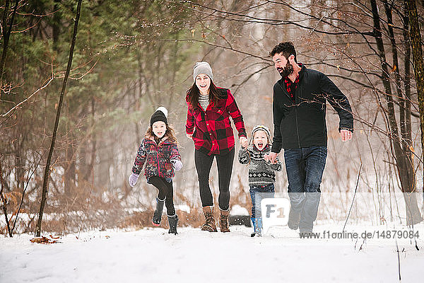 Familie auf Spaziergang in Schneelandschaft