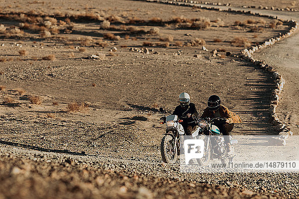 Motorradfreunde fahren in der Wüste  Trona Pinnacles  Kalifornien  USA