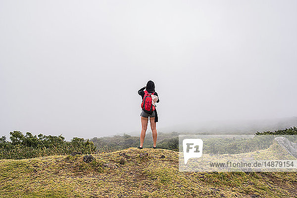 Wanderer am Rande des Berggipfels  Haleakala-Nationalpark  Maui  Hawaii