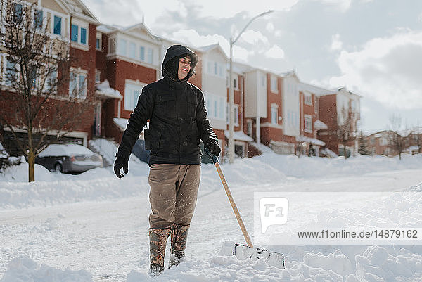 Mann räumt schneebedeckte Straße mit Schaufel  Toronto  Kanada