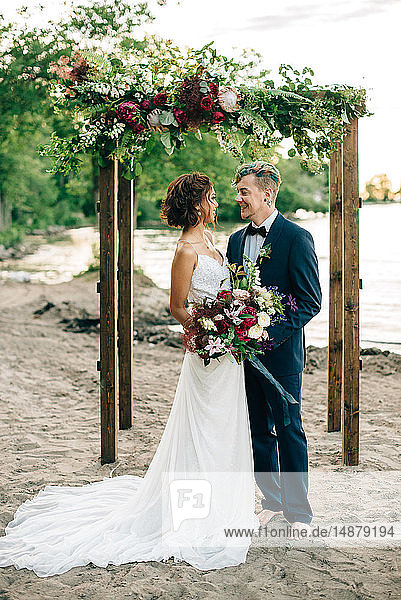 Romantische Braut und Bräutigam schauen sich am Seeufer an  Ontariosee  Toronto  Kanada