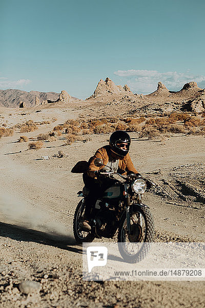 Motorradfahrer in der Wüste,  Trona Pinnacles,  Kalifornien,  USA