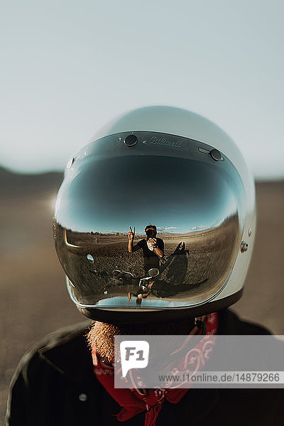 Reflexion eines Motorradfahrers über den Helm eines Freundes  Trona Pinnacles  Kalifornien  USA