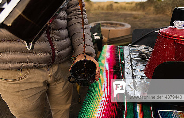 Camper gießt Kaffee in Becher