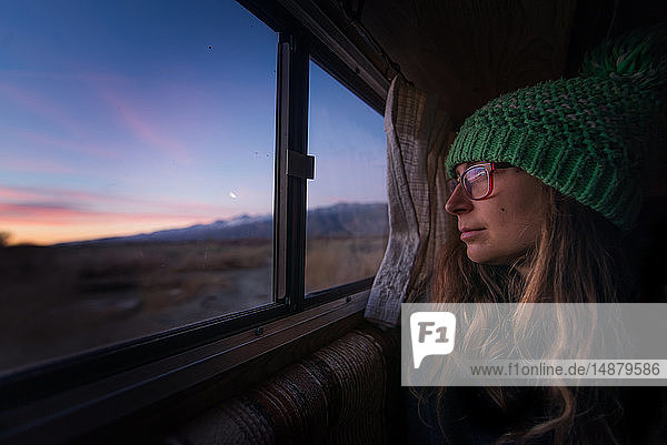 Frau  die sich im Wohnmobil in der Wüste warm hält  Sierra Nevada  Bishop  Kalifornien  USA