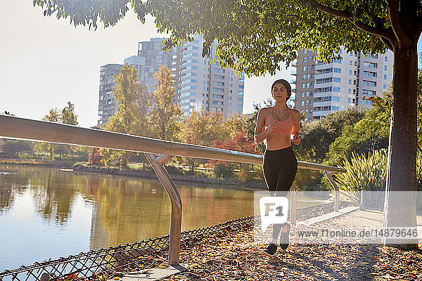 Frau joggt im Stadtpark  Barcelona  Katalonien  Spanien