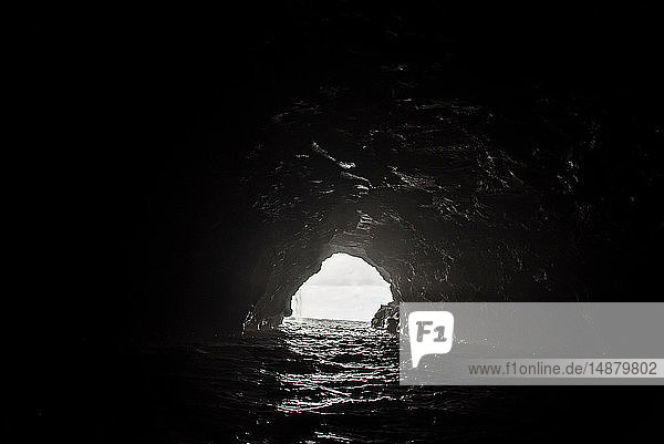 Blick vom Inneren der Höhle zum Meer Na Pali Coast Kauai Hawaii