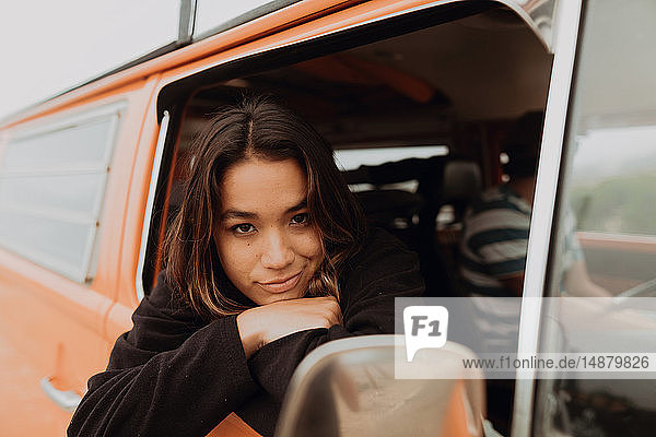 Junge Frau schaut aus dem Fenster eines Wohnmobils  Porträt  Jalama  Kalifornien  USA
