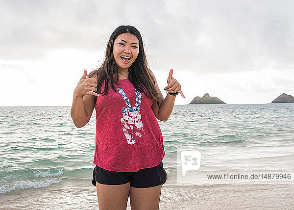 Frau gibt Daumen hoch  Lanikai Beach  Oahu  Hawaii