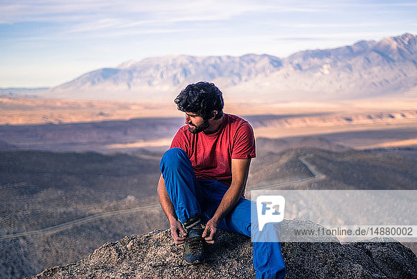 Bergsteiger genießt Aussicht auf Berggipfel  Sierra Nevada  Bishop  Kalifornien  USA