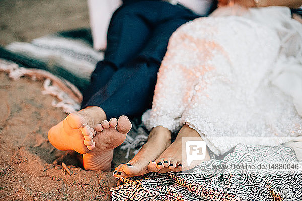 Braut und Bräutigam auf einer Picknickdecke am See  geschnitten