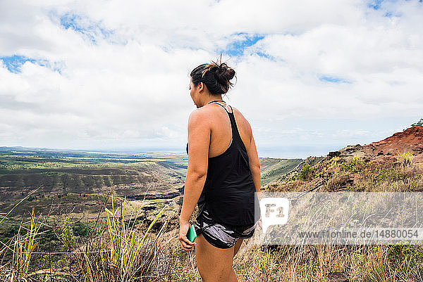 Frau geht mit einem Handy in der Hand  Waimea Canyon  Kauai  Hawaii