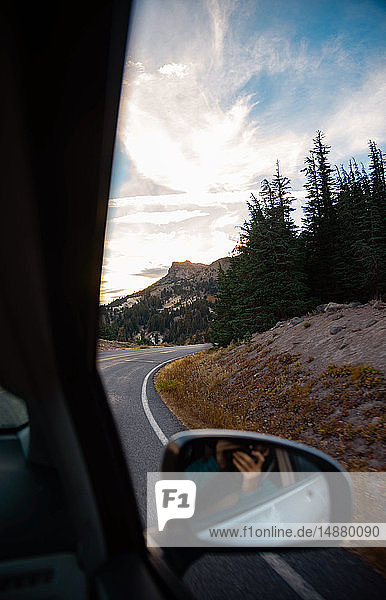 Tourist fotografiert Landschaft mit Smartphone im Auto  Arcata  Kalifornien  Vereinigte Staaten