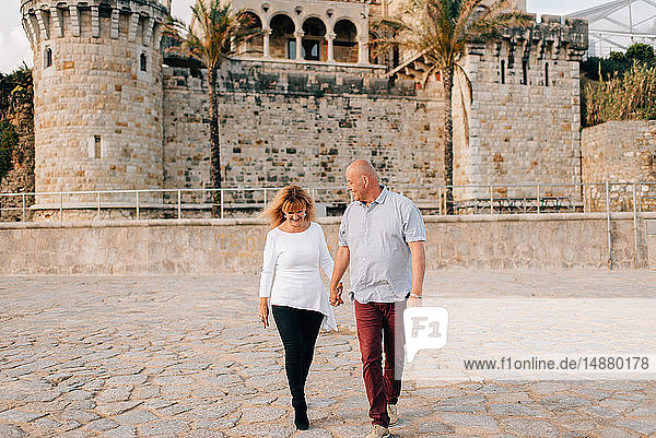 Paar beim Strandspaziergang  Estoril  Lissabon  Portugal