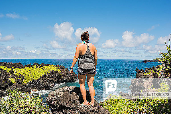 Frau schaut aufs Meer  Waianapanapa State Park  Maui  Hawaii