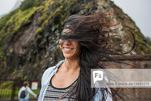 Frau mit windgepeitschtem Haar  Nu'uanu Pali Lookout  Oahu  Hawaii