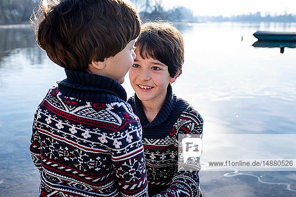 Junge und kleiner Bruder im passenden Pullover am Comer See Comer See Lecco Lombardei Italien