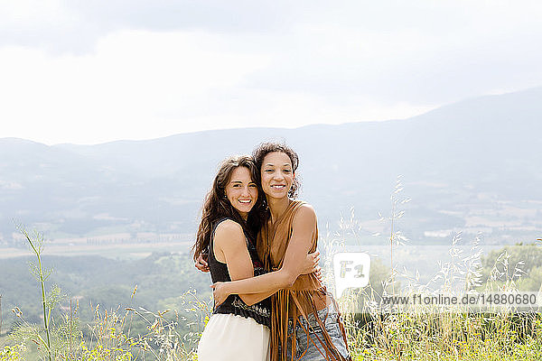 Freunde umarmen sich auf dem Hügel  Città della Pieve  Umbrien  Italien