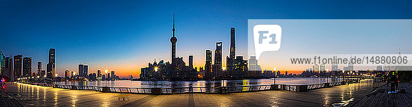 Bund und die Skyline von Pudong im Morgengrauen  Panoramablick  Shanghai  China