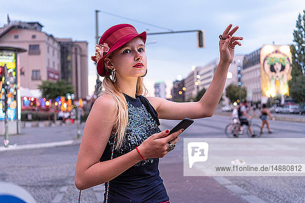 Hipster-Frau beim Taxifahren  Berlin  Deutschland