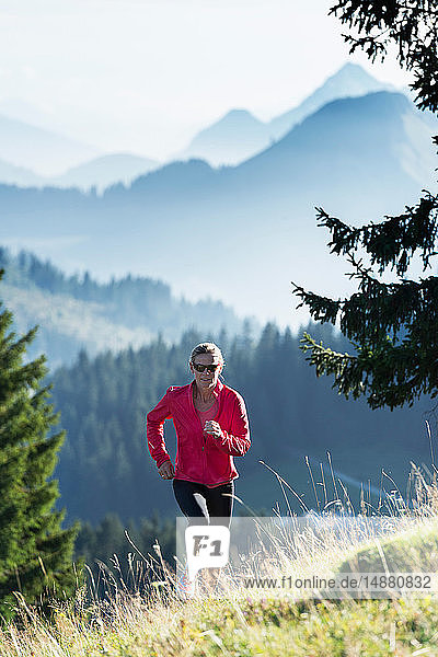 Bergauf laufender Jogger  Manigod  Rhône-Alpes  Frankreich