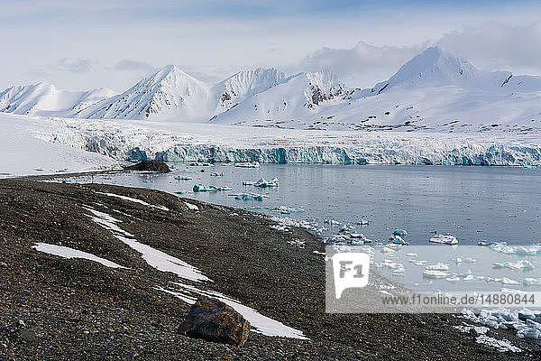 Coastal landscape with sea ice and snow covered mountains  Isbjornhamna  Hornsund bay  Spitsbergen  Svalbard  Norway