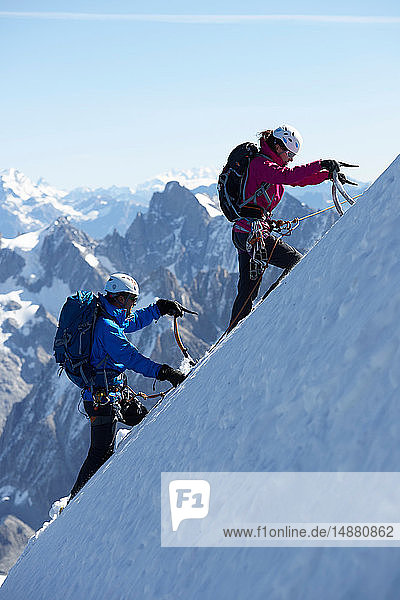 Bergsteiger auf verschneiter Piste  Chamonix  Rhône-Alpen  Frankreich