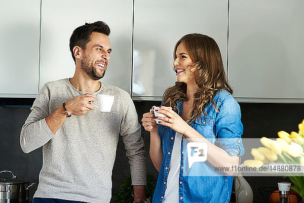 Ehepaar trinkt Kaffee in der Küche