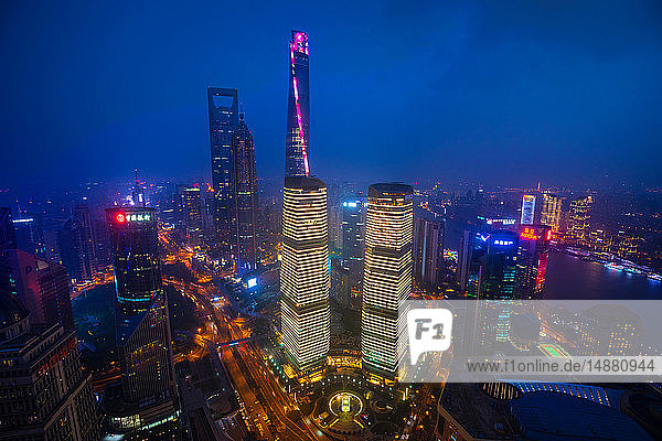 Pudong-Skyline mit Shanghai Tower  Shanghai World Financial Centre und IFC bei Nacht  Hochwinkelansicht  Shanghai  China