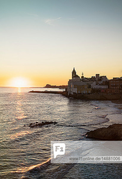 Sonnenuntergang über dem Strand  Sitges  Katalonien  Spanien