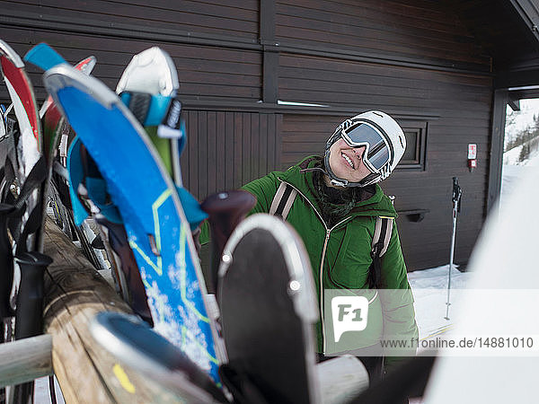 Junge Skifahrerin mit Helm und Skibrille vor der Skihütte  Porträt  Alpe Ciamporino  Piemont  Italien