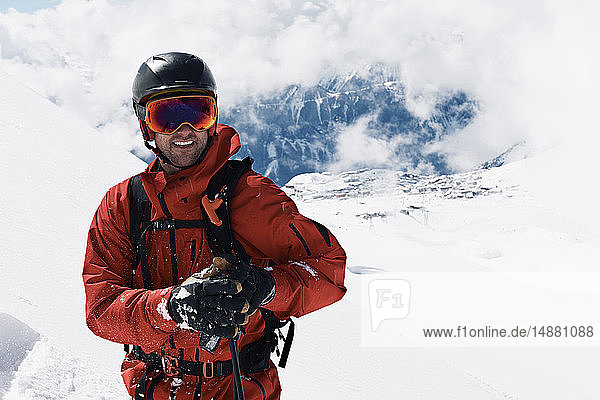 Männlicher Skifahrer am Berghang  Porträt  Alpe-d'Huez  Rhône-Alpes  Frankreich