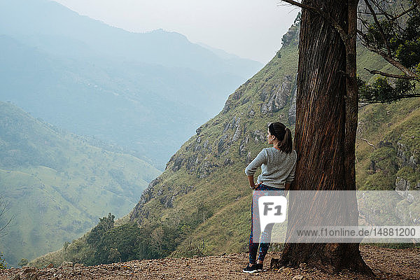Frau geniesst Aussicht auf Berggipfel  Ella  Uva  Sri Lanka