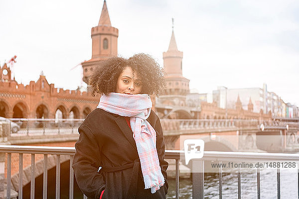 Mittlere erwachsene Frau mit Schal auf der Oberbaumbrücke  Porträt  Berlin  Deutschland
