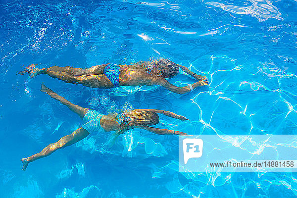 Mädchen und ihre Mutter schwimmen unter Wasser im Freibad  Hochwinkelansicht  Vernazza  Ligurien  Italien