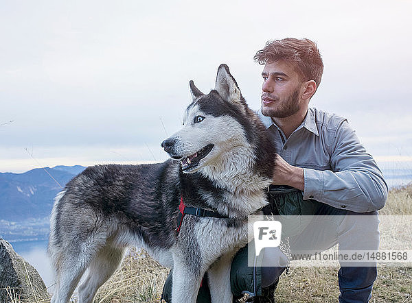 Mann geht mit Hund auf dem Hügel spazieren  Premeno  Piemont  Italien