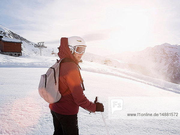 Junge Skifahrerin mit Helm und Skibrille in schneebedeckter Landschaft  Alpe Ciamporino  Piemont  Italien