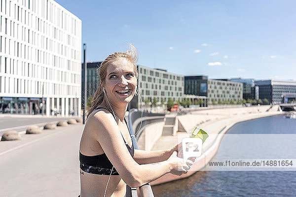 Junge Frau macht Sportpause in der Stadt Berlin Deutschland