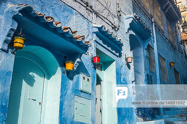 Blau gestrichene Hausaußenseiten an der Treppe  Detail  Chefchaouen  Marokko
