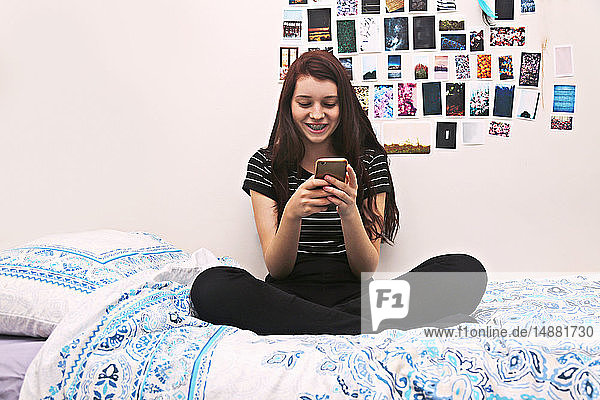 Soziale Netzwerke von Teenagern im Bett
