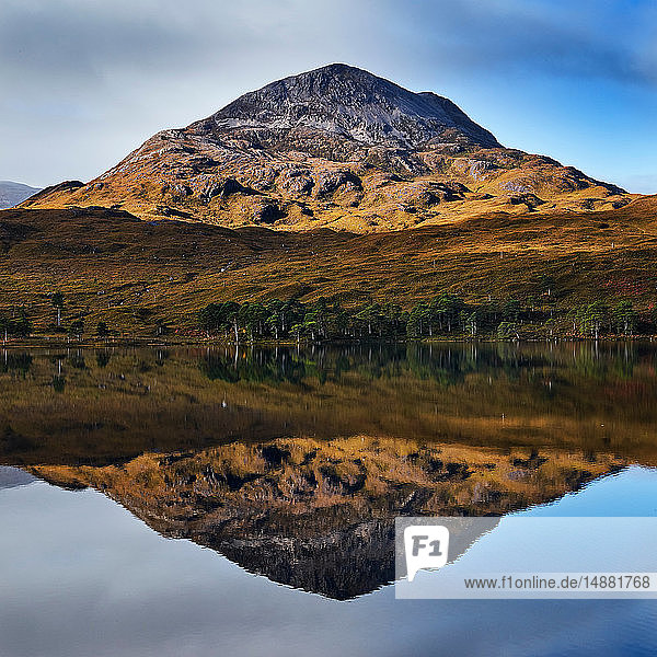 Ruhige Berglandschaft spiegelbildlich in Loch  Achnasheen  Schottische Highlands  Schottland