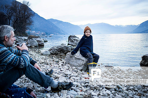 Vater und Sohn am Seeufer  Onno  Lombardei  Italien